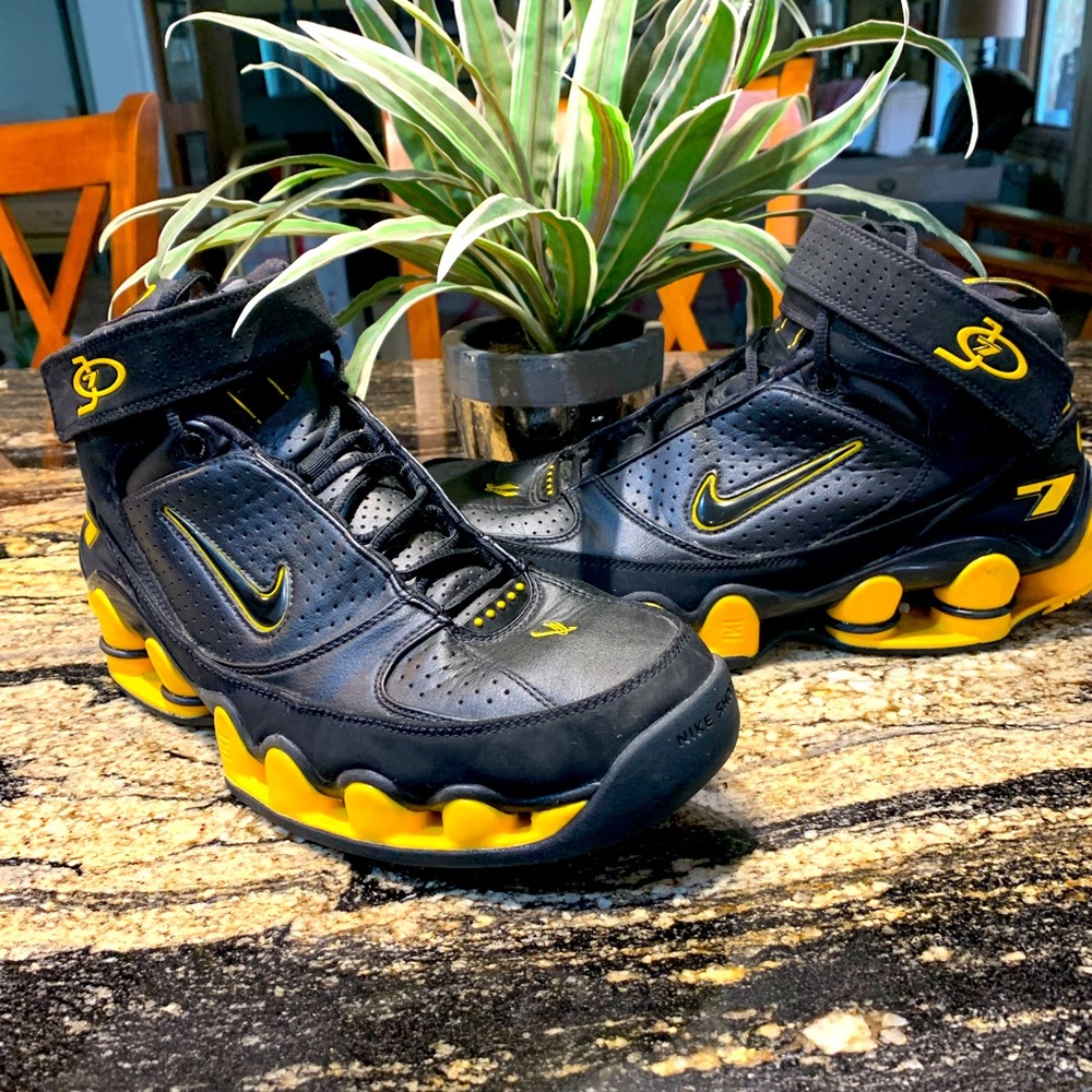 Men’s Nike Shox Basketball Shoe - size 11.5 EUC- rare